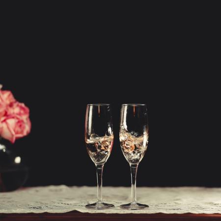 Photo of a pair of chanpagne flutes.